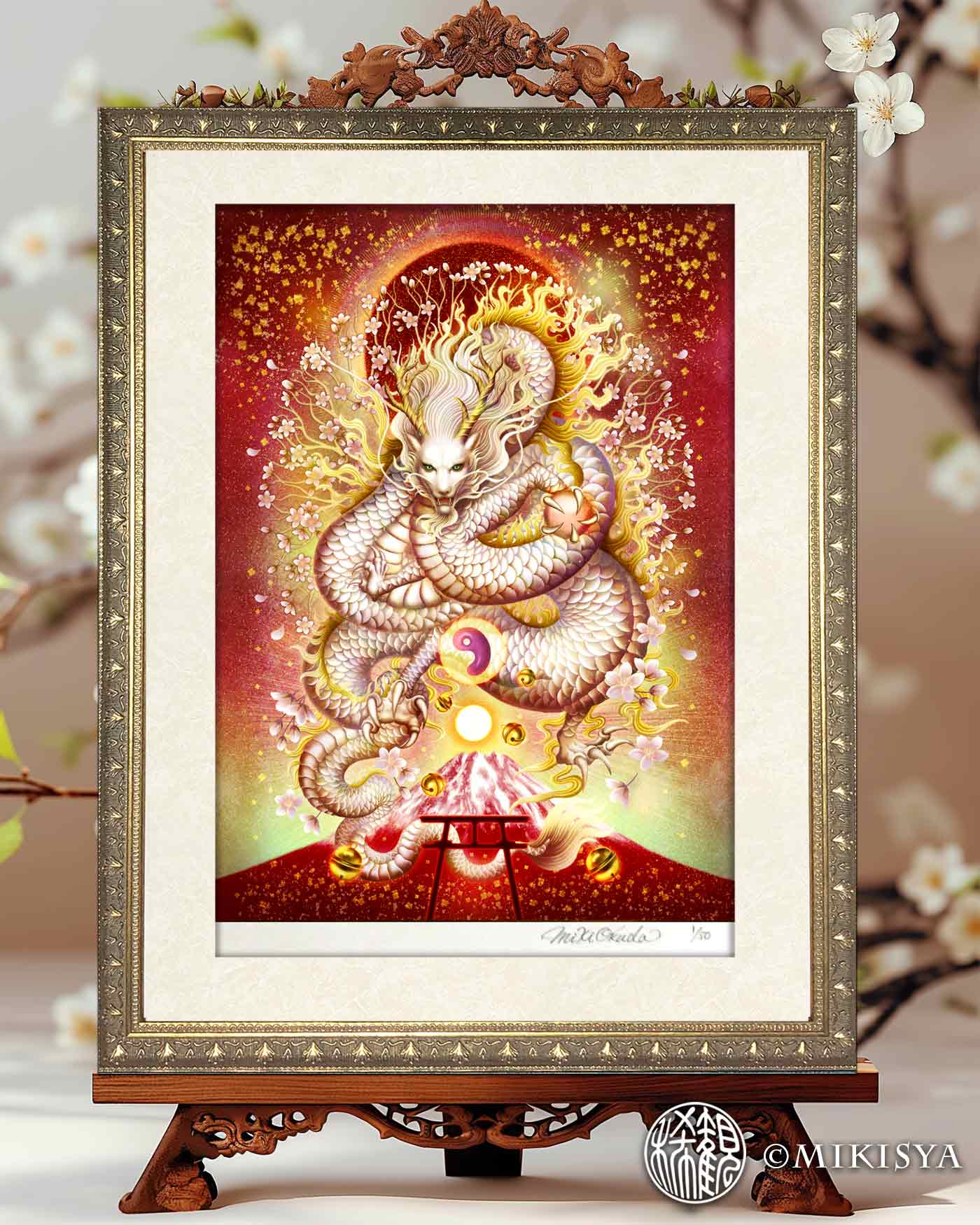 白龍神(木花咲耶姫の守護龍・富士龍)のジクレー版画を室内に飾った展示イメージ。
赤と金の光を宿す白龍の存在感が、空間に静かな緊張感と守護の気配をもたらす幻想的な龍神アート。