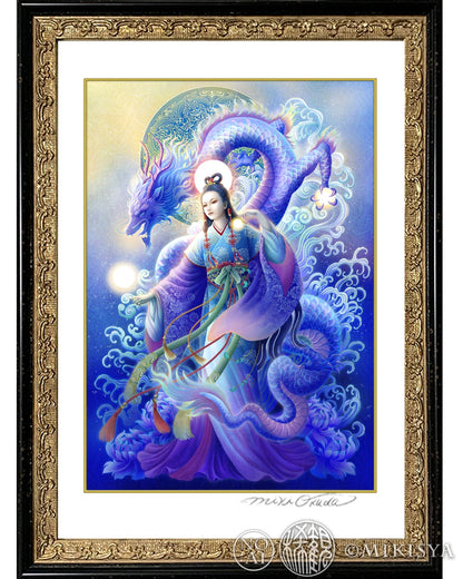 黒額装の瀬織津姫と龍のジクレー版画。清流と満月を背景にした静かな神聖さ