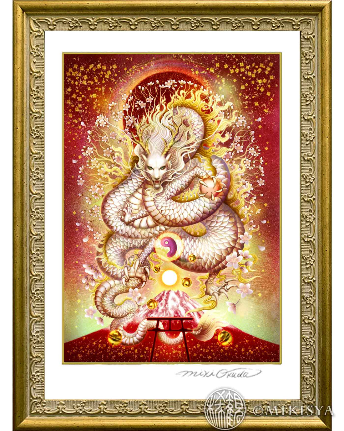 幻想画家・奥田みきによる神仏画「白龍神（木花咲耶姫の守護龍・富士龍）」のジクレー版画作品。
赤と金を基調に、富士の火と桜の女神・木花咲耶姫に呼応する白龍神を描いた幻想的な龍神アート。
アンティークゴールド額装の完成イメージ。