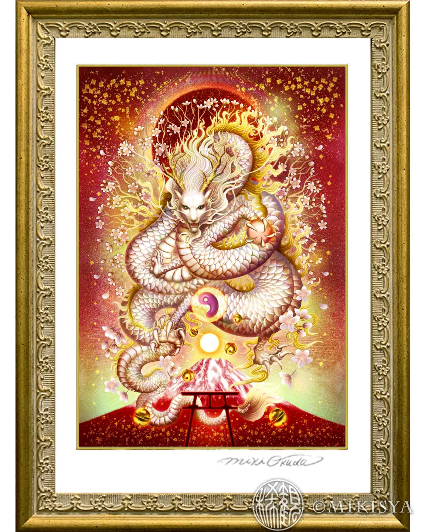 幻想画家・奥田みきによる神仏画「白龍神（木花咲耶姫の守護龍・富士龍）」のジクレー版画作品。
赤と金を基調に、富士の火と桜の女神・木花咲耶姫に呼応する白龍神を描いた幻想的な龍神アート。
アンティークゴールド額装の完成イメージ。