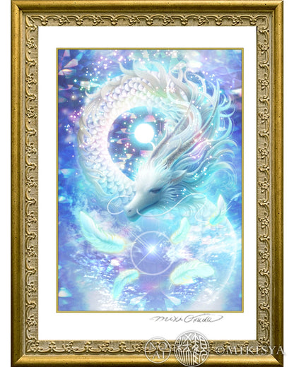 透過の龍のジクレー版画をアンティークゴールド額に入れた作品全体像。白龍が光の球を抱き、羽と透明な光に包まれている。