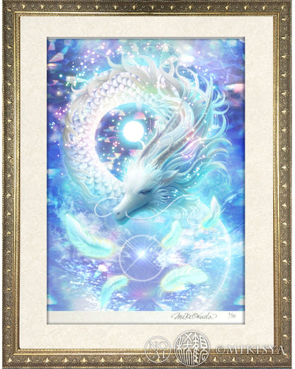 透過の龍のジクレー版画をゴールド額に入れた別デザインの額装例。白龍と光の球体が柔らかな金の縁取りで引き立つ構図。