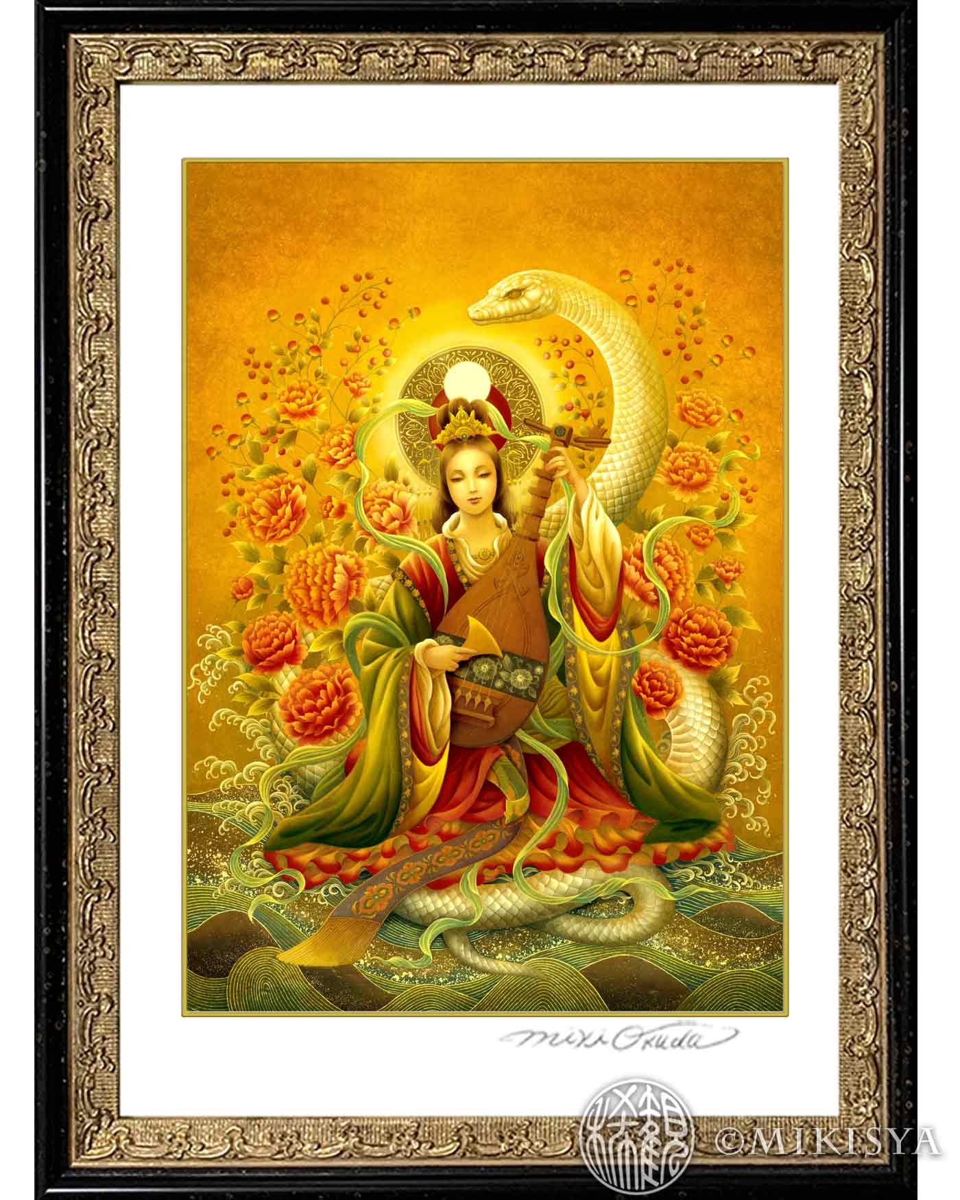 幻想画家・奥田みきによる神仏画「白蛇弁財天」のジクレー版画。
ブラック額による額装イメージ。落ち着いた空間にも合わせやすい仕上がり。