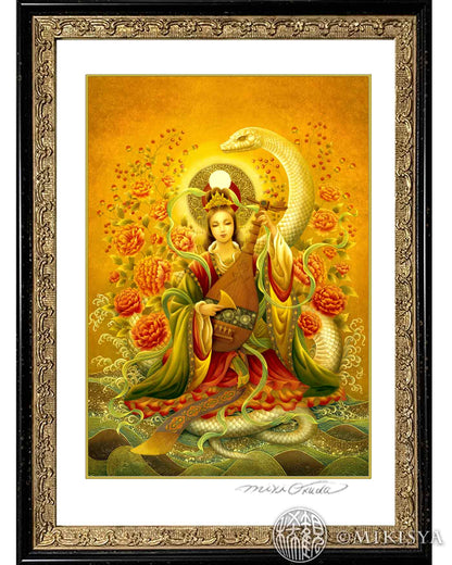 幻想画家・奥田みきによる神仏画「白蛇弁財天」のジクレー版画。
ブラック額による額装イメージ。落ち着いた空間にも合わせやすい仕上がり。