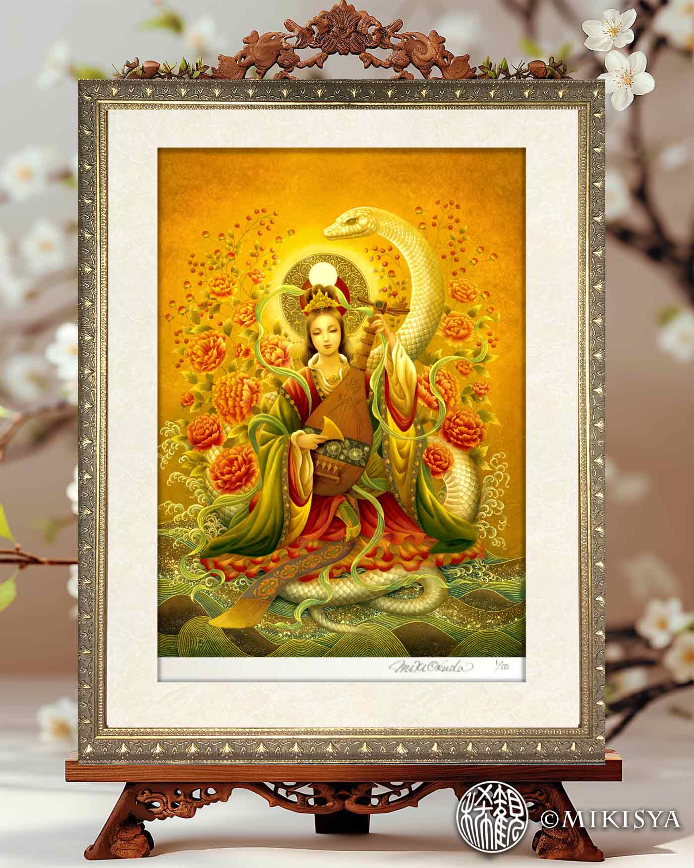 白蛇弁財天ジクレー版画の展示イメージ。
S〜Mサイズ相当の額装作品を、室内空間に飾った参考例。